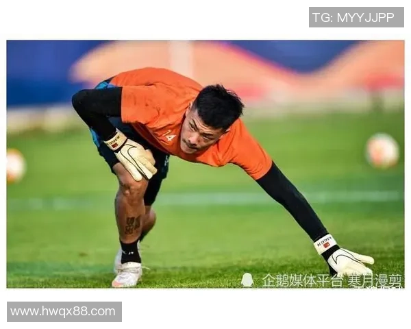 帅气足球明星展现英俊风采动感十足，完美诠释运动魅力与青春气息