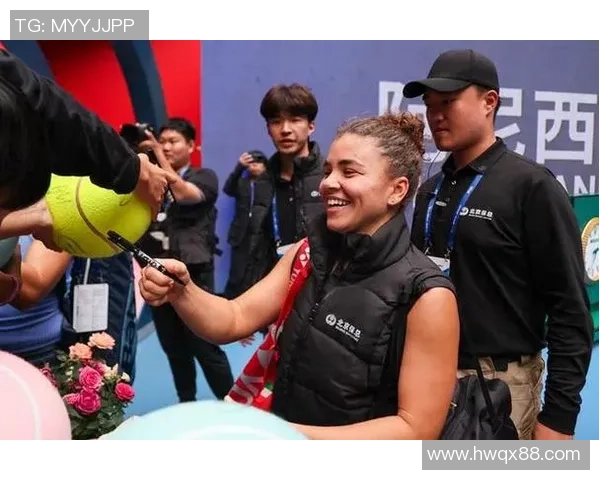 球场与球星紧握,情意相通 球场与球星紧握,情意相通