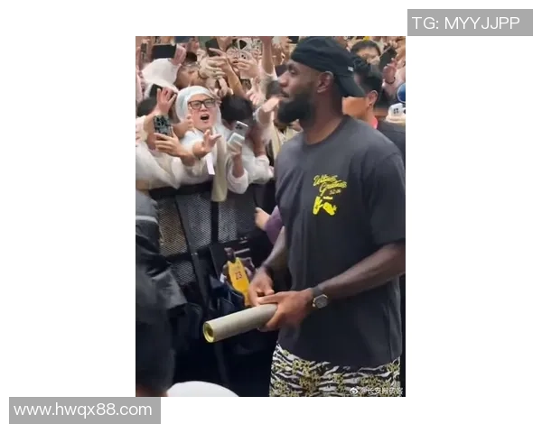 足球巨星詹姆斯与粉丝亲密合影,激情燃爆球场现场 足球巨星詹姆斯与粉丝亲密合影,激情燃爆球场现场